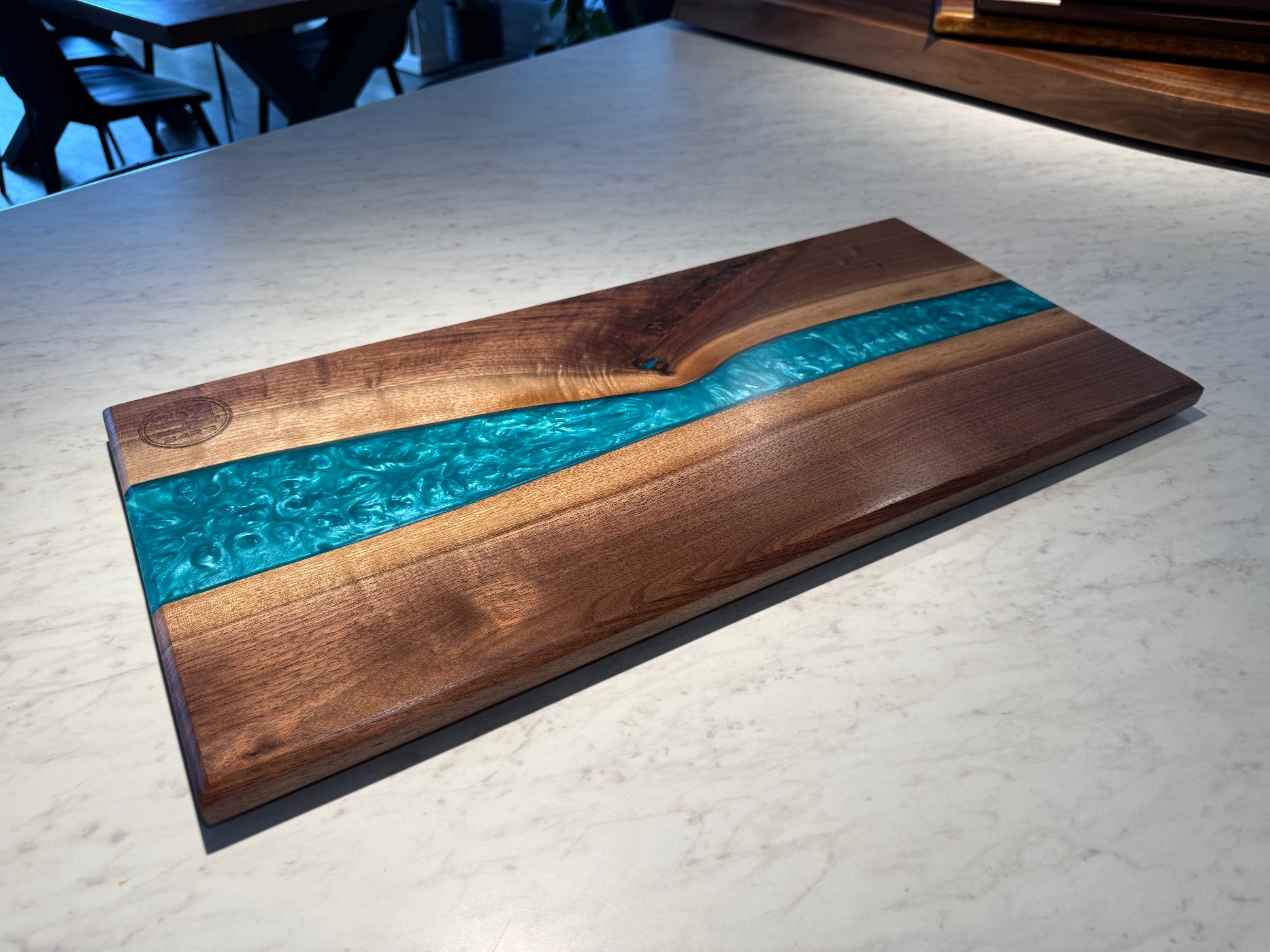 Planche de présentation en noyer noir et rivière d'époxy turquoise B4R3
