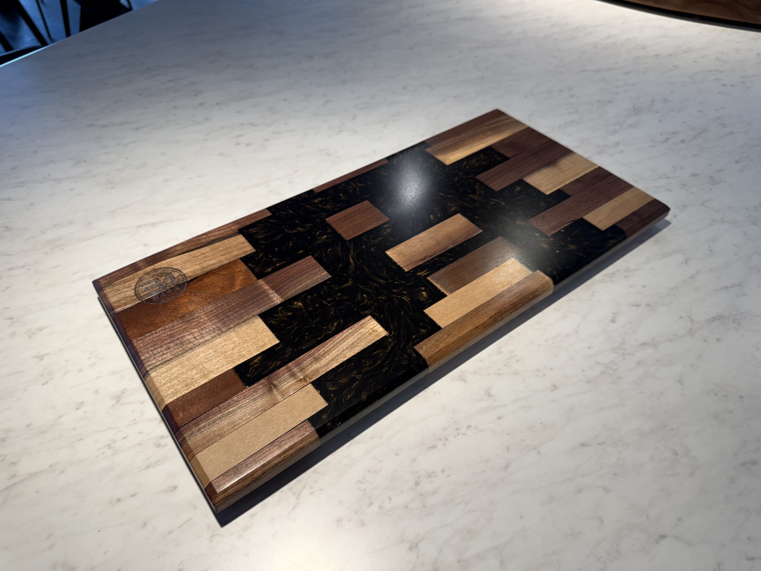 Planche Café B4R3 en noyer noir, vue en angle